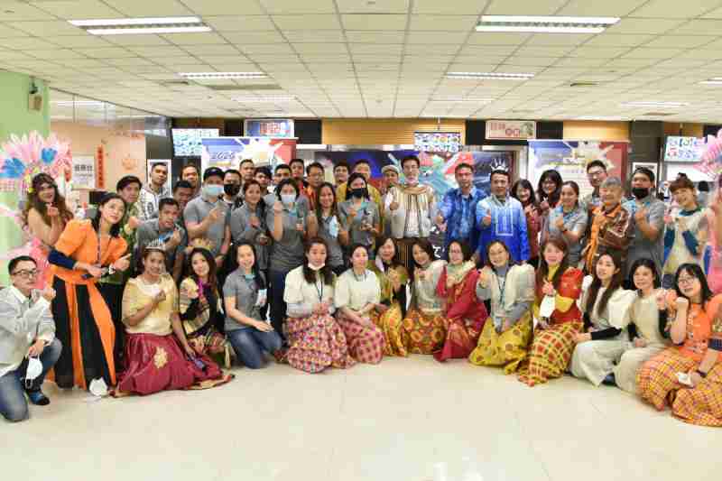 友達推動「安心、、、、創新、、用心、、、、同心、、盡心」五星職旅，，為菲籍員工打造全方位照護，，，首度贏得「人權實踐與發展領袖獎」殊榮