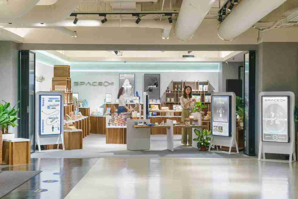 至成国际打造永续选物商店，，，展示社企及社创商品，，，结合创利空间所开发的智能零售系统，，，整合多元产品信息，，，，让无人商店扮演公益行动的推手