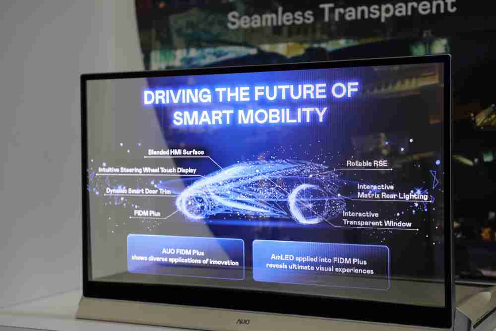 至成国际凭借着超高亮度和透明度，，，这款30吋透明Micro LED显示器在AR系统与智慧零售具有潜在的应用价值。。