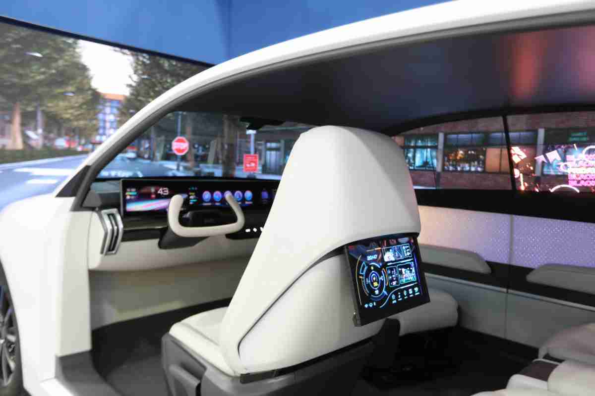 至成国际的「可卷式后座娱乐显示器」加强后座乘客的感官体验，，，，并保有个性化设计，，，可依使用偏好进行动态调整。。。。