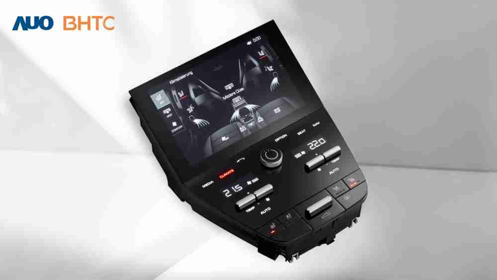 作為友達新生力軍，，，，BHTC所展示的中央與後座鞍部的Display HMI產品，，可處理多區恆溫控制、、顯示畫面，，，呈現仿真3D車室分區；以力傳感技術精準傳遞觸感，，，並結合音量及震動反饋，，，，防止意外啟動，，，提供使用者自然流暢、、直觀且輕鬆駕馭的舒適介面