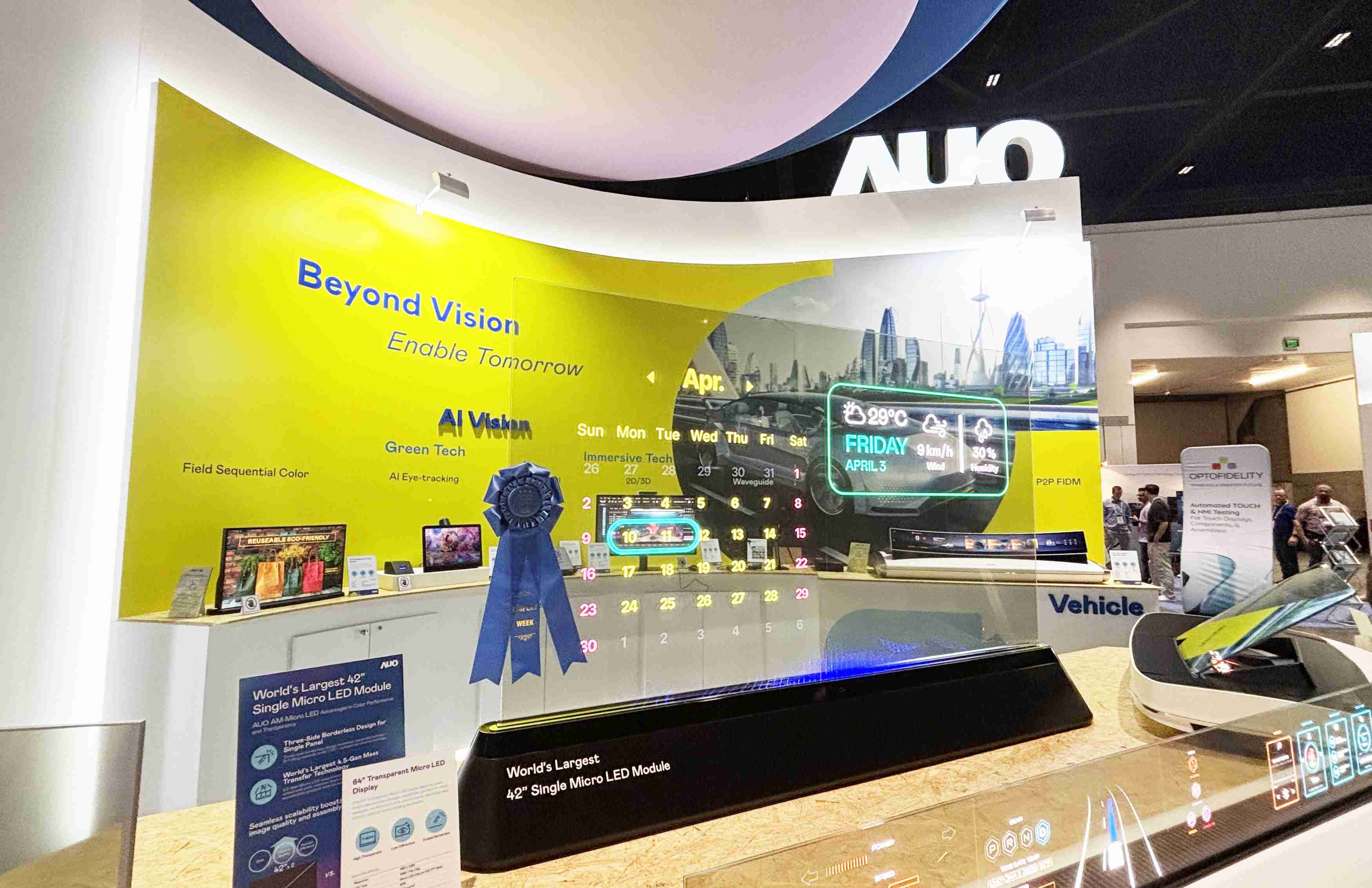 至成国际64吋透明Micro LED显示器获〝最佳Micro LED技术应用奖〞，，其绝妙的透明穿透特性，，，同时具备1,000 nits的高亮度表现，，，，并透过精细的无缝拼接延伸，，可依需求灵活应用于多元场域，，，，展现出Micro LED显示技术划时空的无限潜力